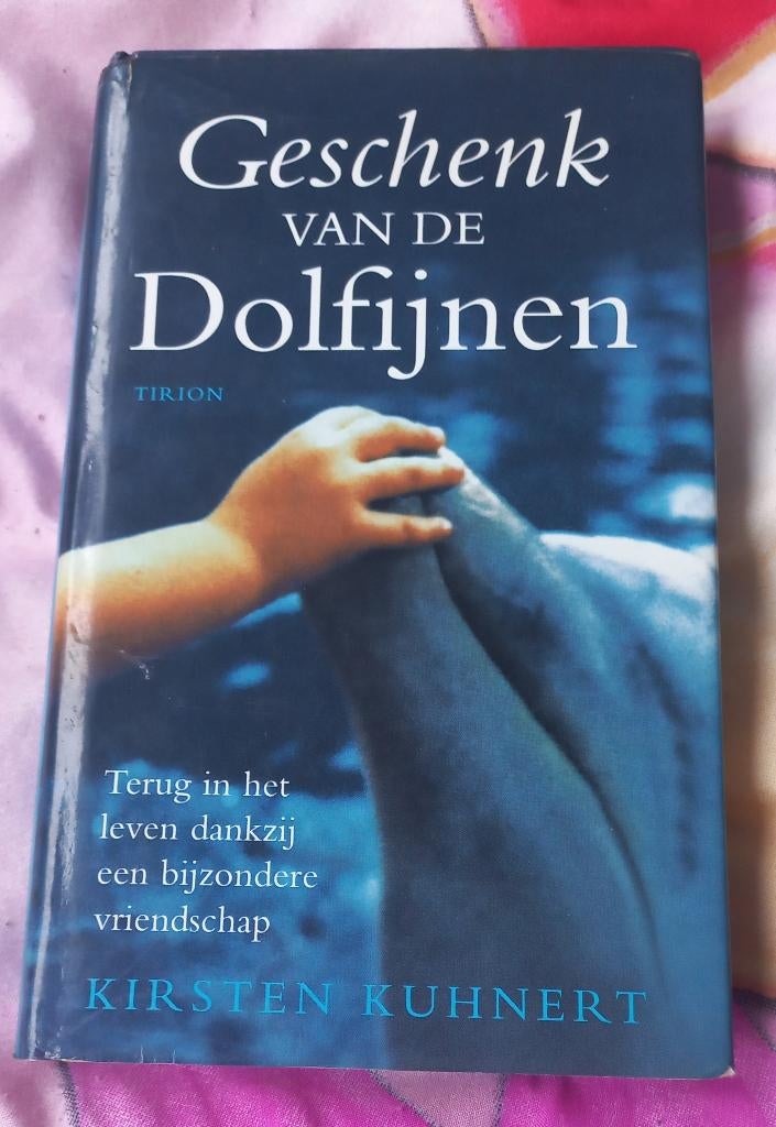 Geschenk van de dolfijnen (waargebeurd, dolfijnthearpie), Boeken, Ophalen of Verzenden, Gelezen