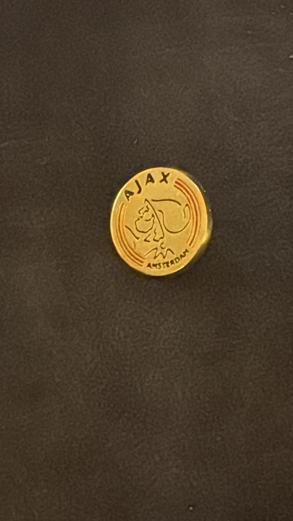 Ajax Speldje Goudkleurig, Verzamelen, Speldjes, Pins en Buttons, Ophalen of Verzenden, Zo goed als nieuw, Sport, Speldje of Pin