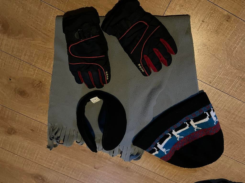 Handschoenen muts sjaal wanten kind unox coca, Jongen of Meisje, Ophalen of Verzenden, Zo goed als nieuw, 146 t/m 152