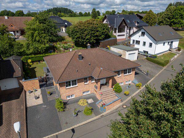 Grote moderne Bungalow in de Eifel te koop € 585.000., Huizen en Kamers, Buitenland, Dorp, 11 kamers, Woonhuis, Duitsland