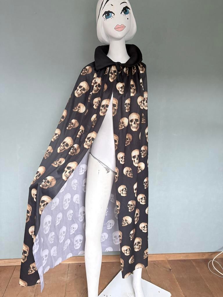 Lange zwarte cape met doodshoofden, Ophalen of Verzenden, Zo goed als nieuw