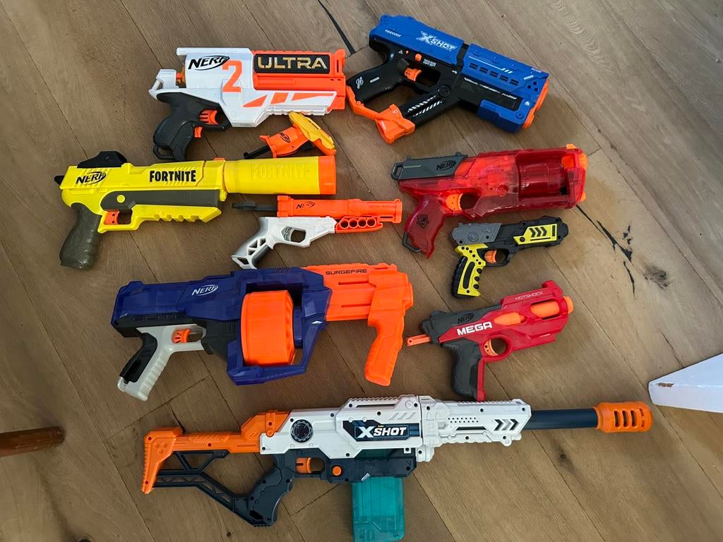 11 nerf geweren met veel pijlen en balletjes, Ophalen of Verzenden, Zo goed als nieuw