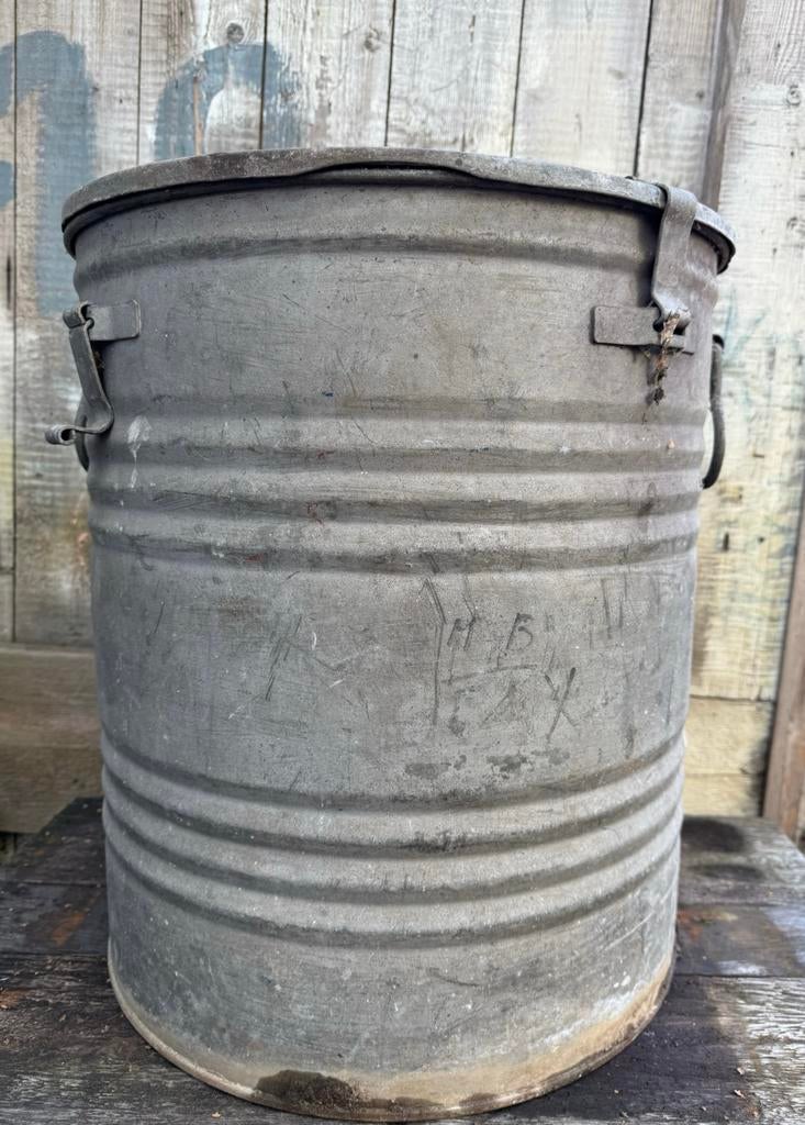 Stoere zinken ton emmer met deksel, Ophalen