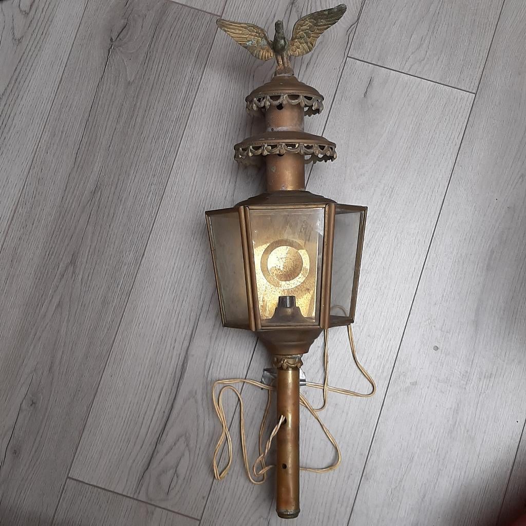 Antieke, koperen koetslamp met adelaar    elektrisch, Ophalen