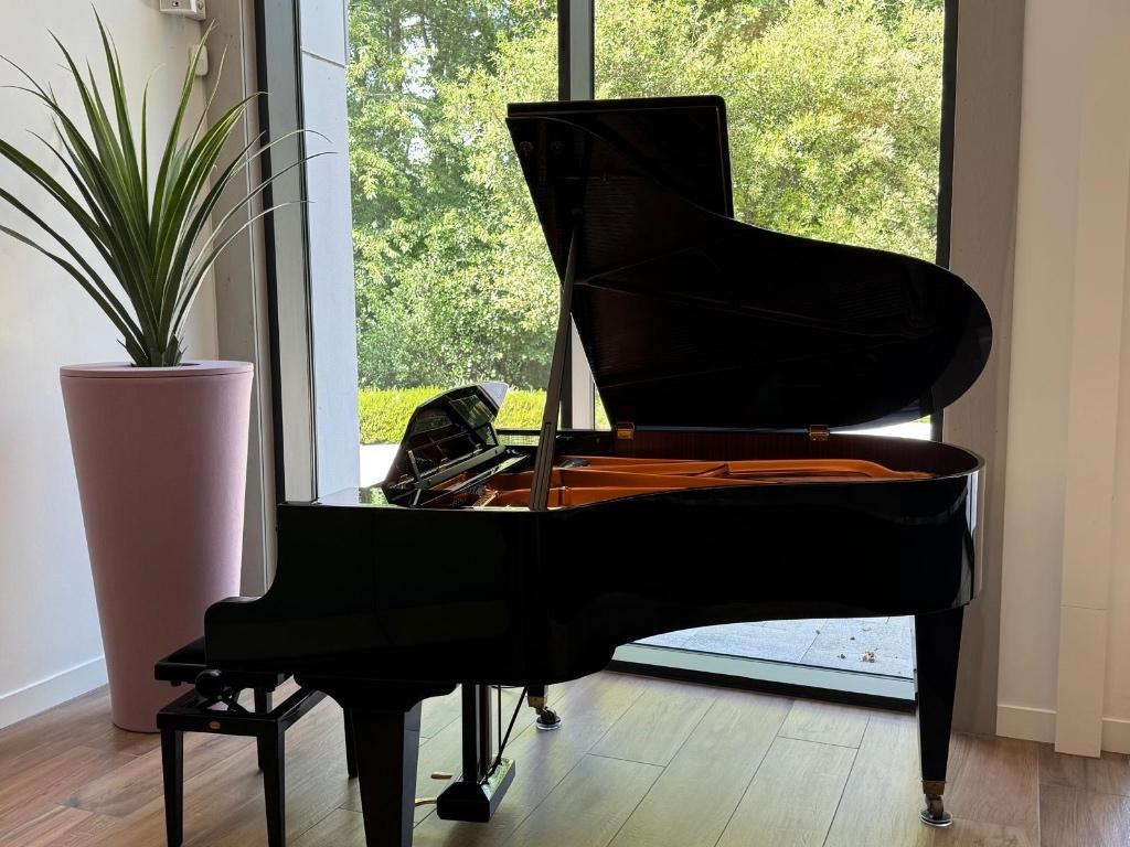 Bosendorfer 170 vleugel 1975 volledig gerestaureerd, Verzenden, Zwart, Zo goed als nieuw, Hoogglans