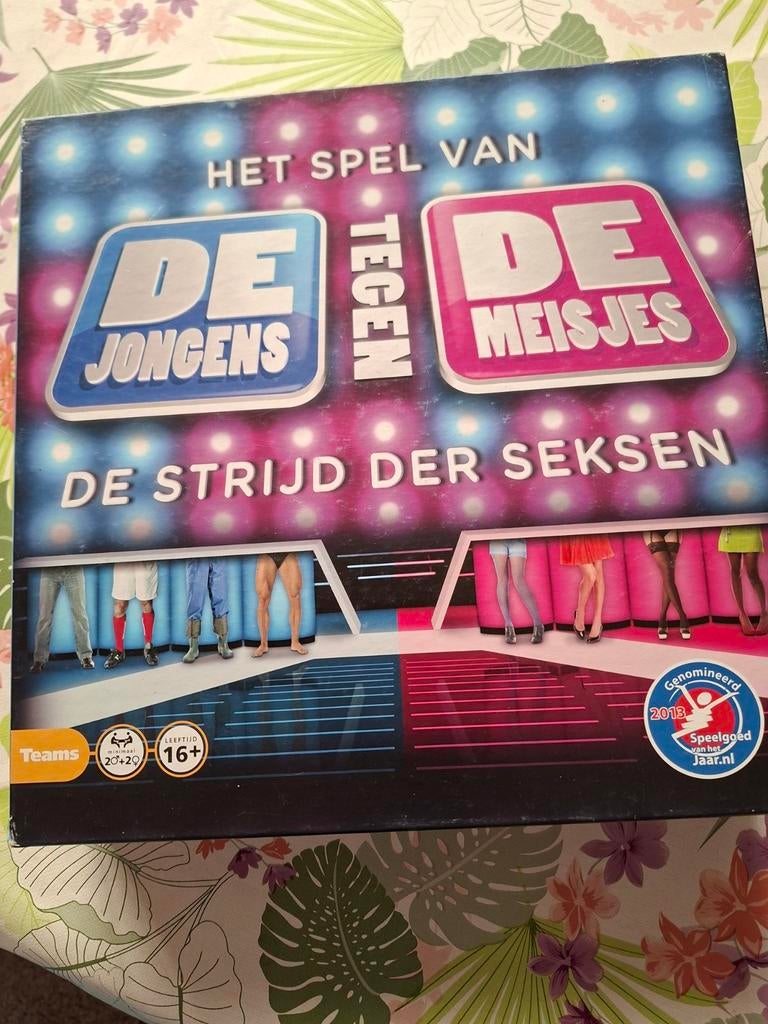 Spel de jongens tegen de meisjes als nieuw, Hobby en Vrije tijd, Gezelschapsspellen | Bordspellen, Ophalen of Verzenden, Zo goed als nieuw