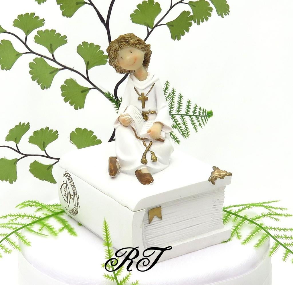 Super mooie communie beeldje, het jongetje zit op een bijbel, Ophalen of Verzenden, Nieuw, Versiering, Overige