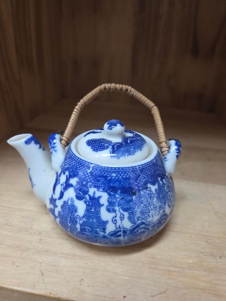 Vintage Blauw-Wit Theepotje met Riet Handvat