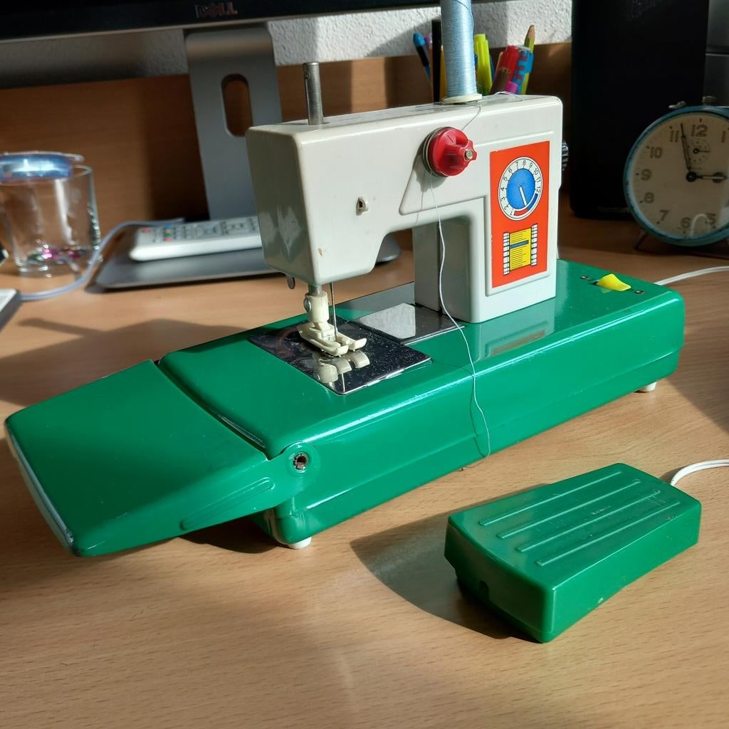 Vintage Kinder Naaimachine - Made in Hong Kong, Ophalen of Verzenden, Gebruikt, Naaimachine, Overige merken