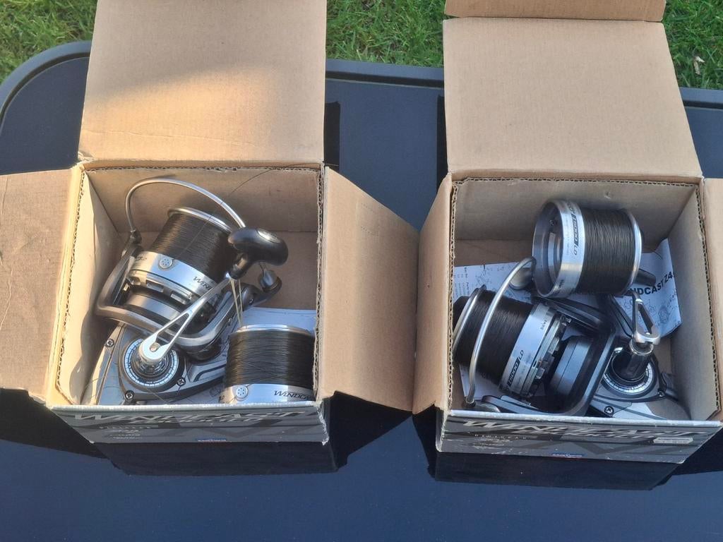 Twee Daiwa Windcast Z5000LD molens met extra spoelen, Ophalen, Molen