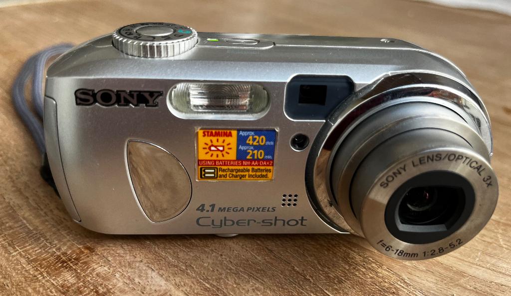 Sony Cyber shot digitale camera DSC P73, Gebruikt, Compact, Ophalen of Verzenden, Sony