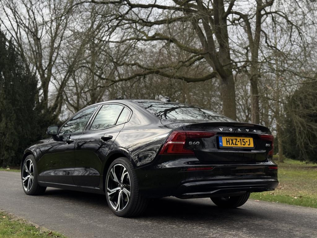 Volvo S60 2.0 B5 R-Design (bj 2024, automaat), Auto's, Volvo, 15 km/l, 4 cilinders, 1732 kg, Zwart