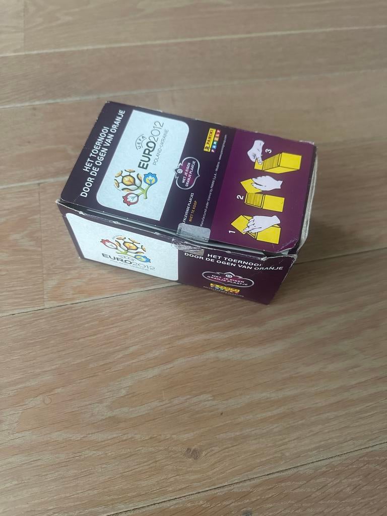 Panini Euro 2012 Box + Plaatjes - Het toernooi door Oranje, Verzamelen, Stickers, Zo goed als nieuw, Sport, Ophalen of Verzenden