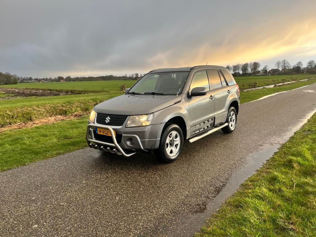 Suzuki Grand Vitara 2.0 VAN 2010 grijs kenteken nieuwe apk, Auto's, Bestelauto's, Apple Carplay, 1995 cc, 4 cilinders, 1850 kg