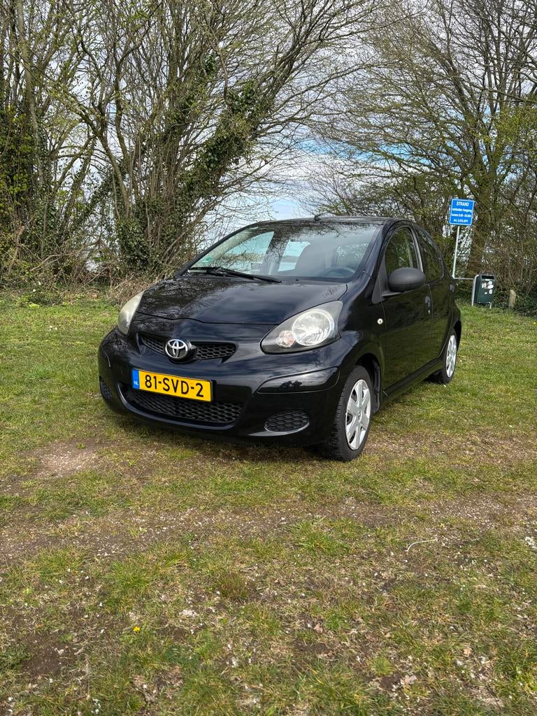 Toyota Aygo 1.0 12V 5DRS 2012 Zwart APK tot 4-2027!, Auto's, Voorwielaandrijving, Stof, Elektrische ramen, 4 stoelen