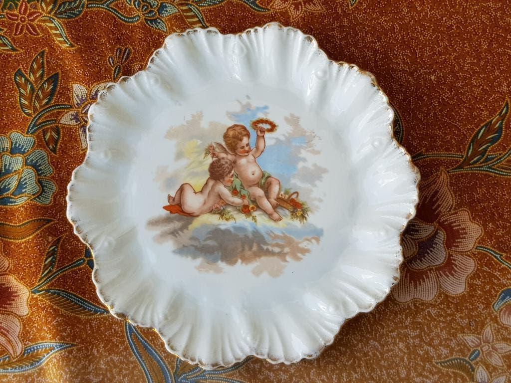 Twee mooie antieke bordjes van porselein met putti's 21,5 cm, Ophalen of Verzenden