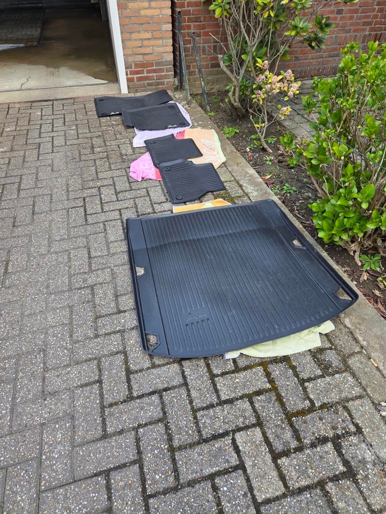 Originele rubber matten set Audi A4 sedan 2021, Auto diversen, Automatten, Ophalen, Gebruikt