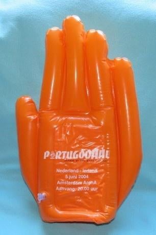 1 EURO OF GRATIS Oranje opblaashand Nederland-Ierland 2004, Hobby en Vrije tijd, Feestartikelen, Zo goed als nieuw, Versiering