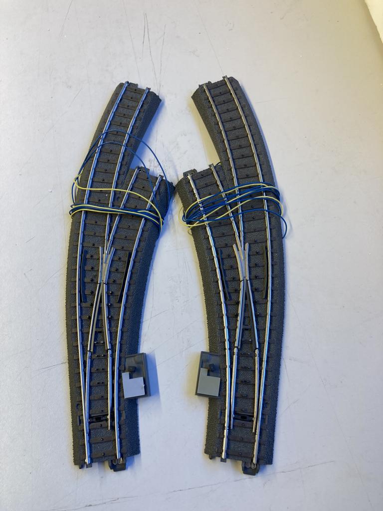 Te Koop 2 x Elektrische Bocht wissel  24671 en 24672, Wisselstroom, Rails, Ophalen of Verzenden, Zo goed als nieuw