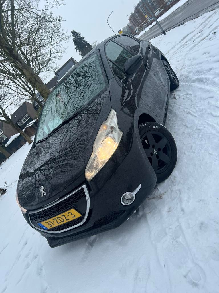 Peugeot 208 1.2 VTi 82PK 5D (102g) 2012 Zwart, Auto's, Voorwielaandrijving, Stof, 31 €/maand, 1199 cc