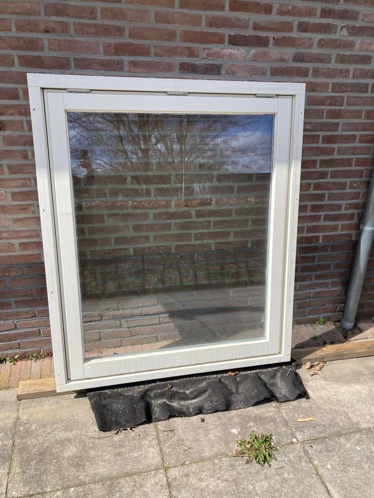 Wit houten raamkozijn met glas, Doe-het-zelf en Verbouw, Kozijnen en Schuifpuien, Ophalen, Gebruikt, Raamkozijn, Inclusief glas
