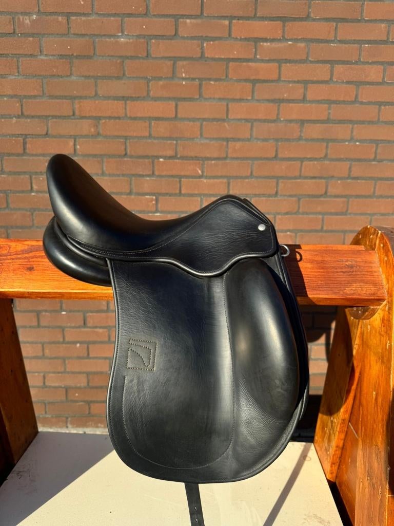 Childeric dressuur zadel 16,5 inch in zéér goede staat, Dieren en Toebehoren, Paarden en Pony's | Zadels, Ophalen, Zo goed als nieuw