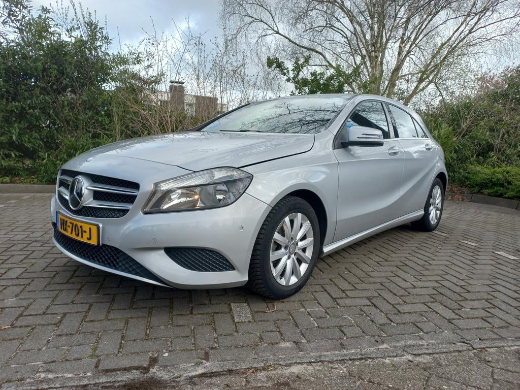 Mercedes-Benz A-Klasse A180 1.6 Blue EFF Aut7 2013 Grijs, 4 cilinders, Leder en Stof, 122 pk, 1595 cc