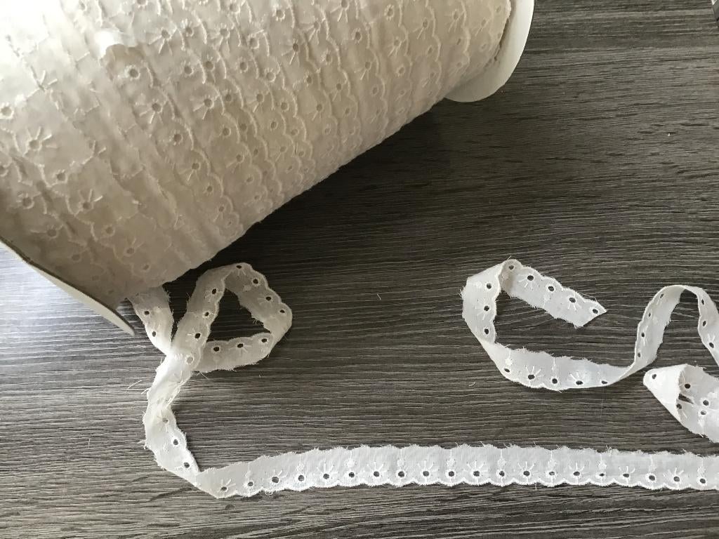 (nr 30) Aanbieding broderie katoen kant 10 m € 3.50  ecru, Verzenden, Nieuw, Kant