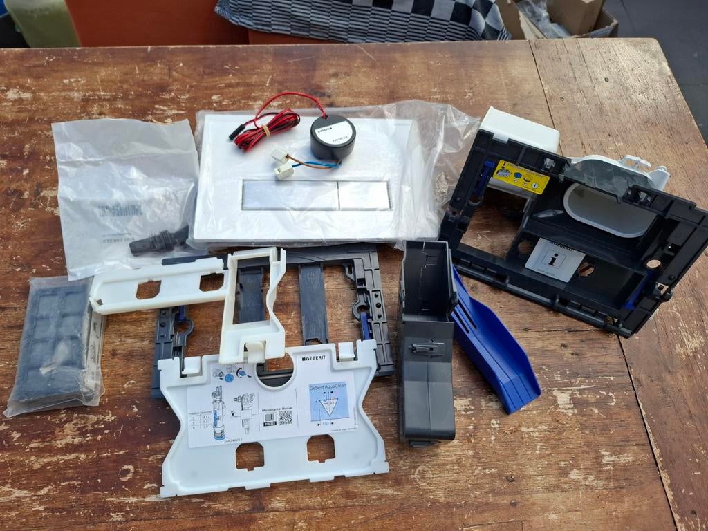 Geberit spoelmechanisme met bedieningspaneel, Doe-het-zelf en Verbouw, Sanitair, Ophalen of Verzenden