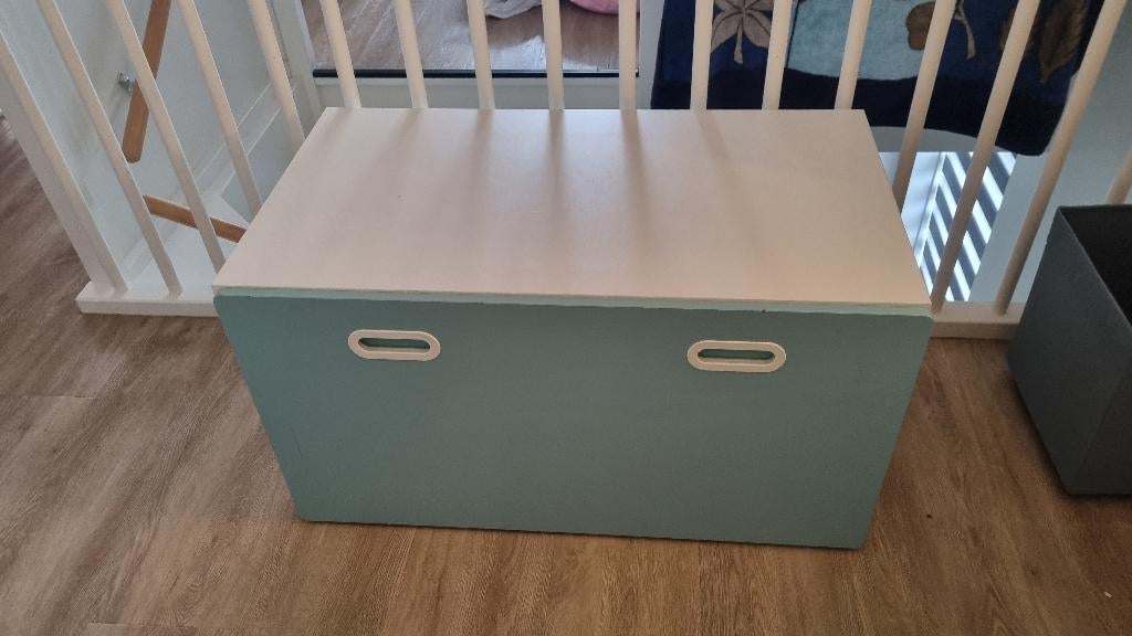 Ikea STUVA/SMÅSTAD speelgoedkist met twee stoeltjes, Ophalen of Verzenden, Gebruikt, Tafel(s) en Stoel(en)