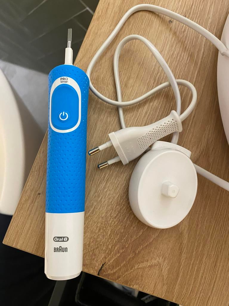 Oral-B Vitality elektrische tandenborstel met oplader, Ophalen of Verzenden, Gebruikt, Tandenborstel