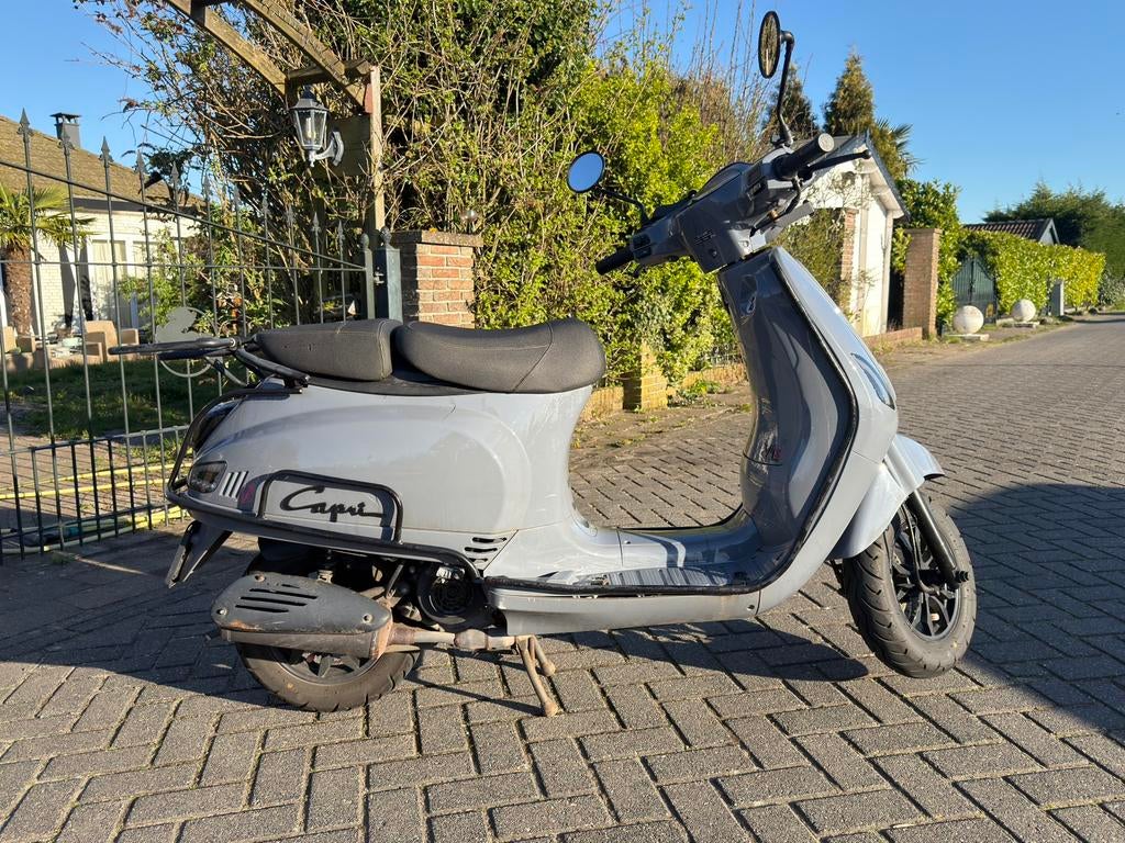 Te koop: Santini Capri 2024 – mooie scooter met extras!, Ophalen, Gebruikt, Maximaal 45 km/u, Benzine
