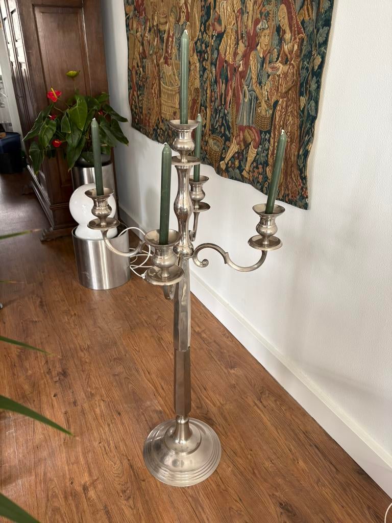 Grote staande kandelaar, Ophalen