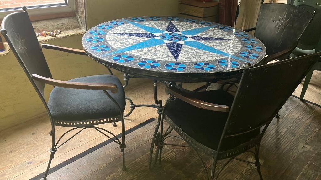 Satelliet tafel en 3 stoelen, Ophalen, Gebruikt, Rond, Mediterraan rustiek met Moorse invloeden.