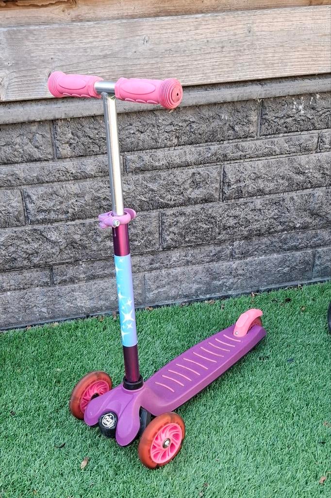 Playtive paarse step met lichtjes in de wielen, Fietsen en Brommers, Steps, Gebruikt, Gewone step, Ophalen