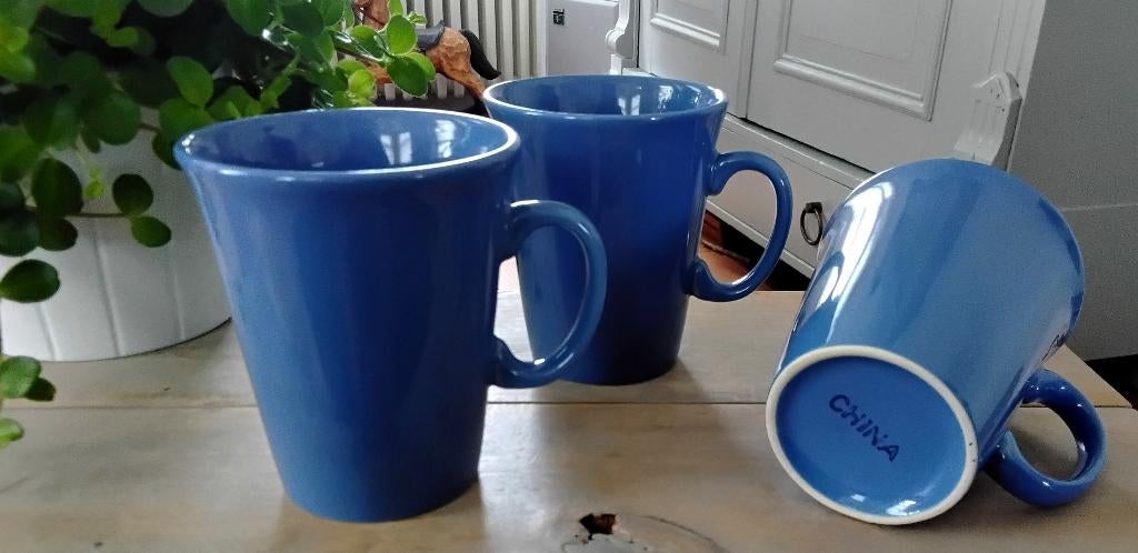 Blauwe mokken - bekers - blauw - 6 stuks beschikbaar, Huis en Inrichting, Gebruikt, Keramiek, Ophalen of Verzenden, Overige stijlen