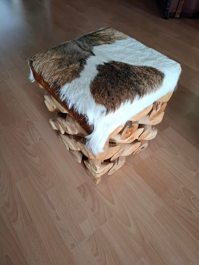 Stoere bijzet kruk met koeievel, Ophalen, Hout