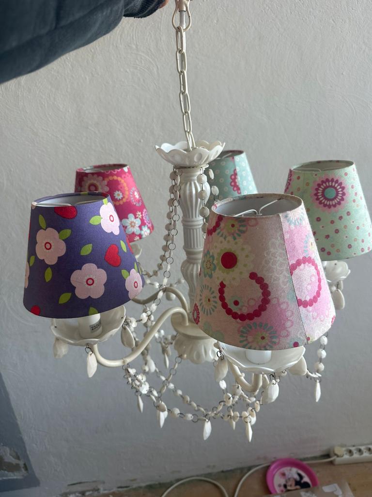 Leuke meiden kroonluchter lamp met vrolijke kappen, Ophalen of Verzenden, Gebruikt, Metaal