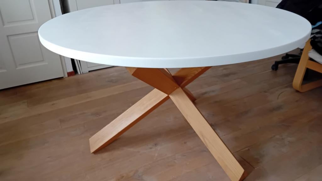 Ronde eettafel Modern design., Huis en Inrichting, Tafels | Eettafels, Ophalen, Rond, Vier personen, 100 tot 150 cm