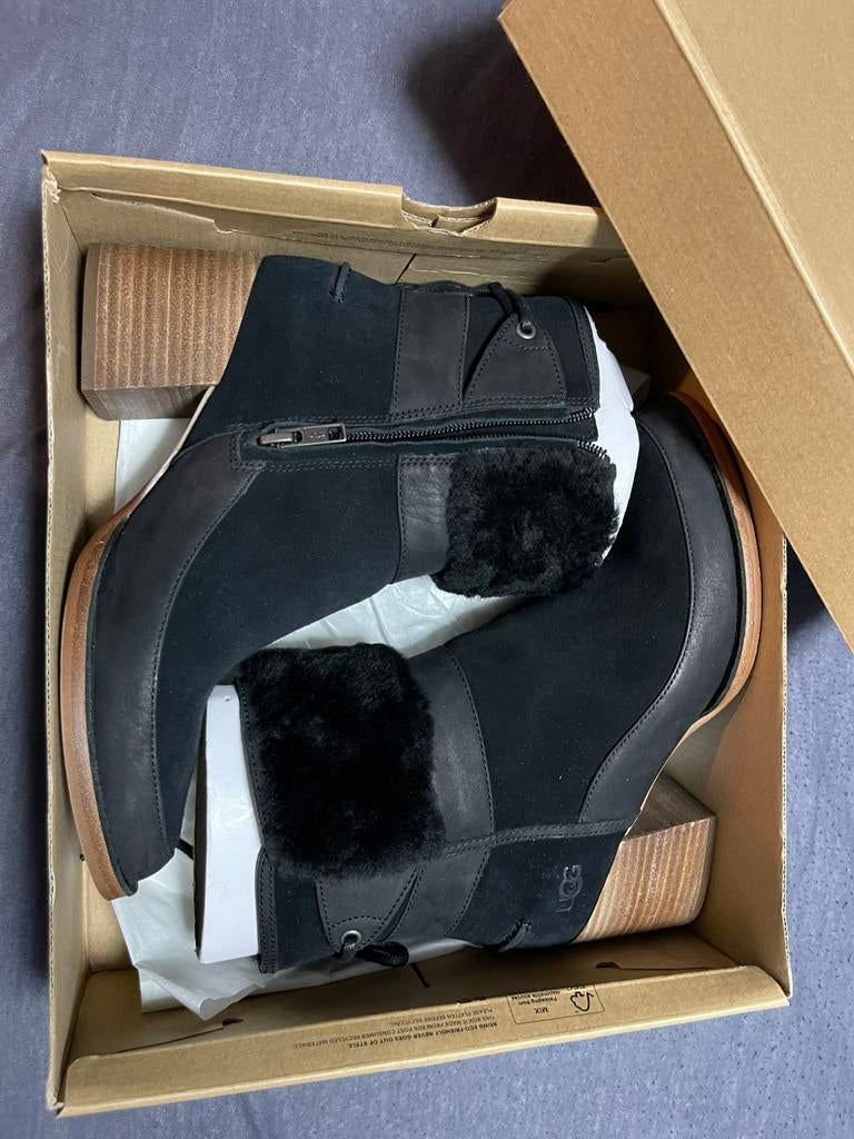 Prachtige UGG bijna niet gedragen maat 39 in de doos, Kleding | Dames, Schoenen, Ophalen of Verzenden, Zo goed als nieuw