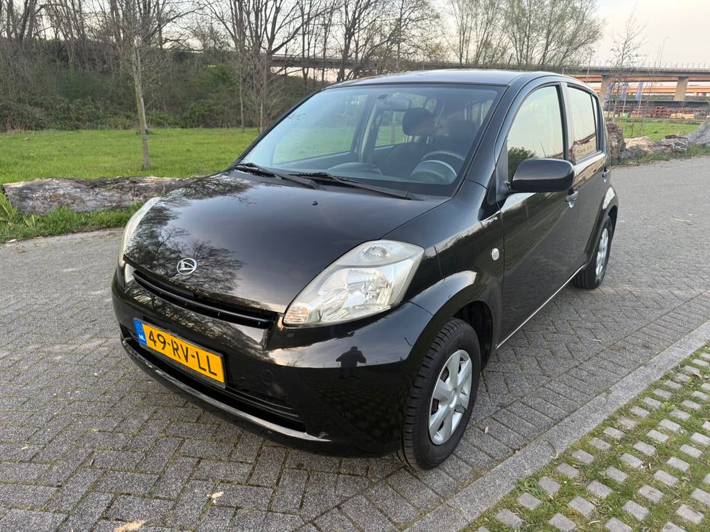 Daihatsu Sirion 2 1.0 51KW 2005 Zwart, Auto's, Voorwielaandrijving, Stof, Zwart, Handgeschakeld