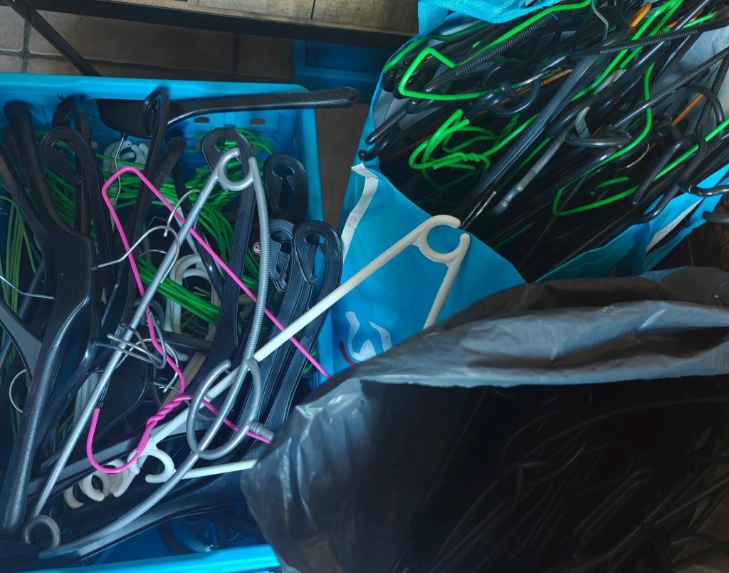 Gratis kledinghangers - Meer dan 50 stuks, diverse soorten, Ophalen, Gebruikt, Kunststof, Volwassenen