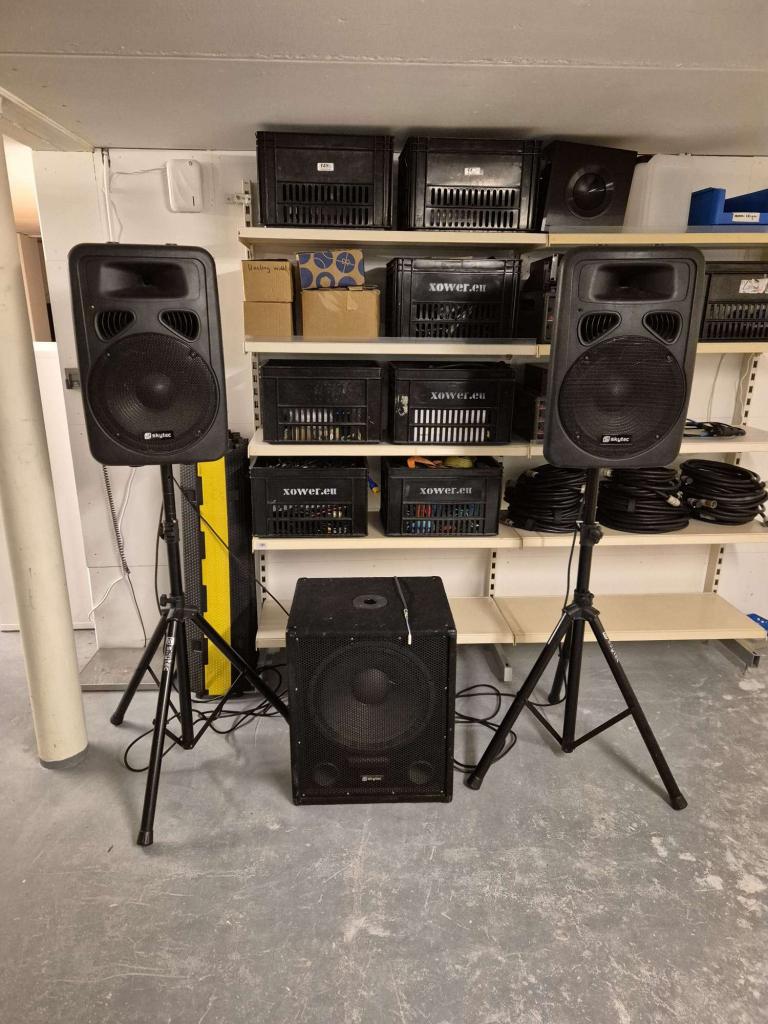 Skytec geluidset: 1 subwoofer, 2 toppen, kabels & statieven, Tronios, Almelo, Ophalen, Audio