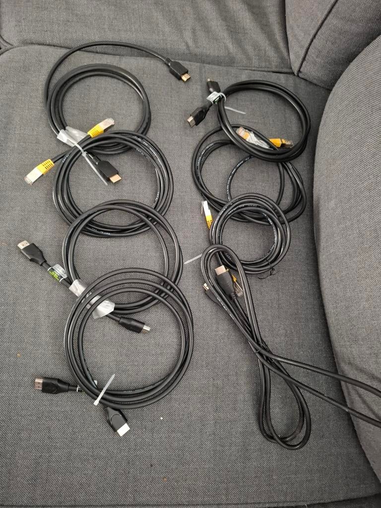 KABELS ADAPTERS ETC  € 17,50, Ophalen