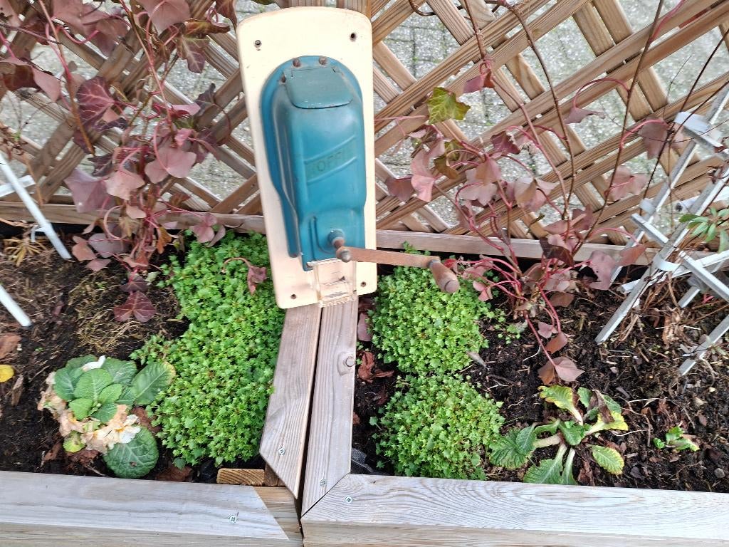 antieke gietijzeren pede werkende wand koffiemolen, Ophalen of Verzenden