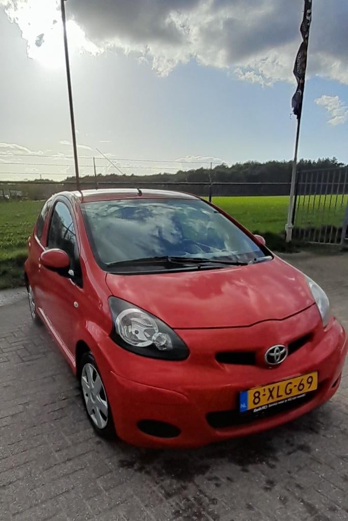 Toyota Aygo 1.0 12V Vvt-i 3DRS MMT 2010 Rood, Auto's, Toyota, Voorwielaandrijving, Stof, 4 stoelen, 68 pk