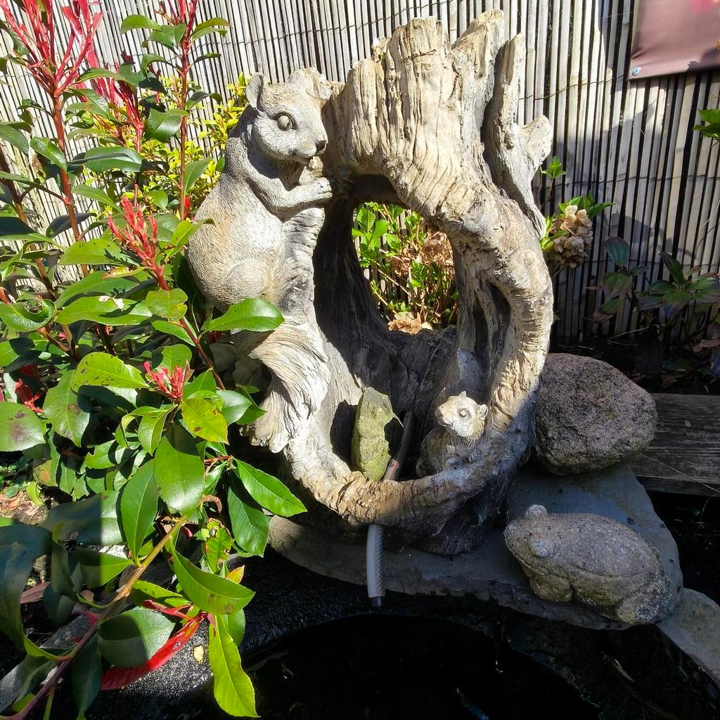 Vijverbak met pomp en ornament, Ophalen, Gebruikt