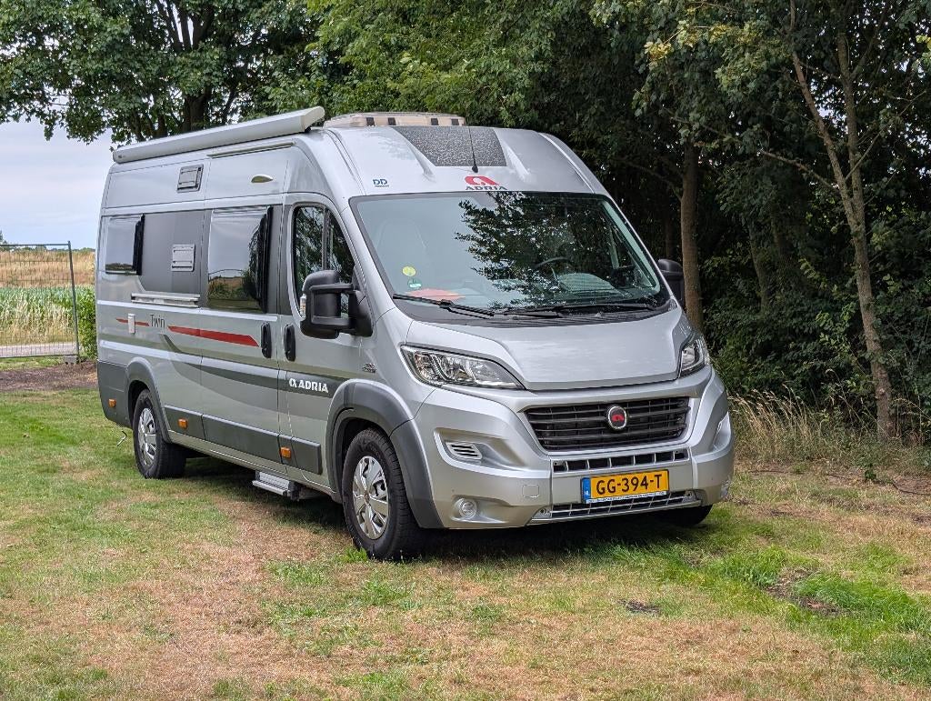 Adria Twin 640 SLX Buscamper met 2 lengte bedden, Buscamper of Camperbus, Ringverwarming, Fiat, Treinzit