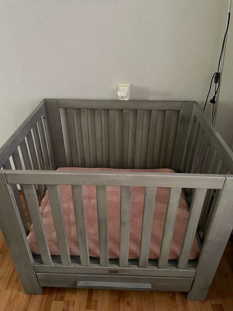 Antraciet box 1e eigenaar inc matras en kleed, Kinderen en Baby's, Boxen, Ophalen, Zo goed als nieuw