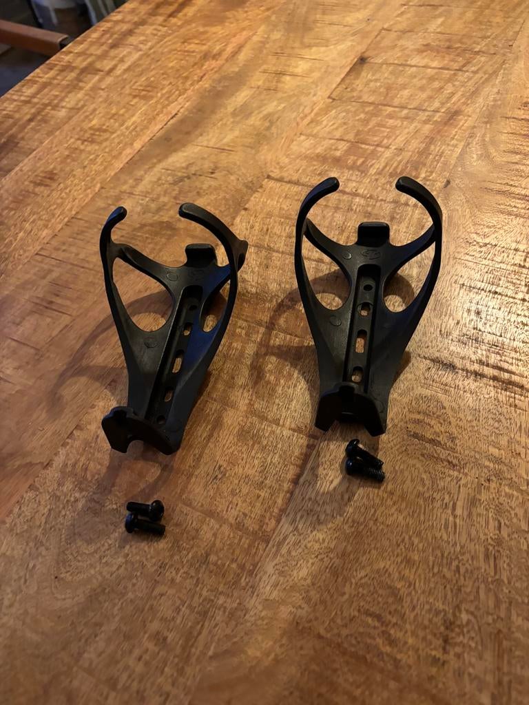 Te koop 2 kunststof bidonhouders, Ophalen, Zo goed als nieuw